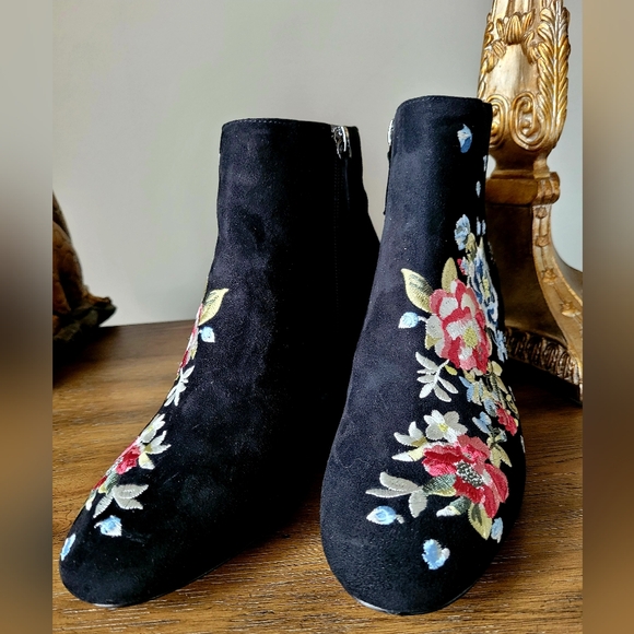 White House Black Market Women's Ankle Boots Suede Leather Embroidered US 7.5 - Picture 5 of 13